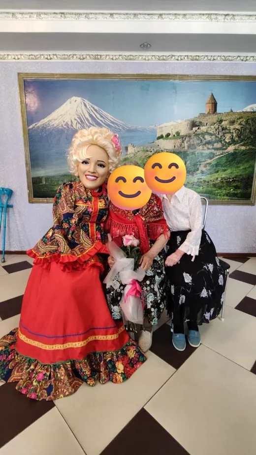 Надежда Кадышева — ростовая кукла в Уфе